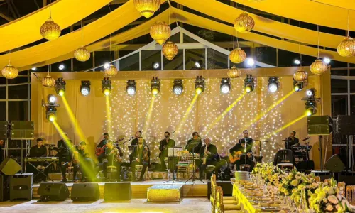 Live Band & Golden Stage Illumination